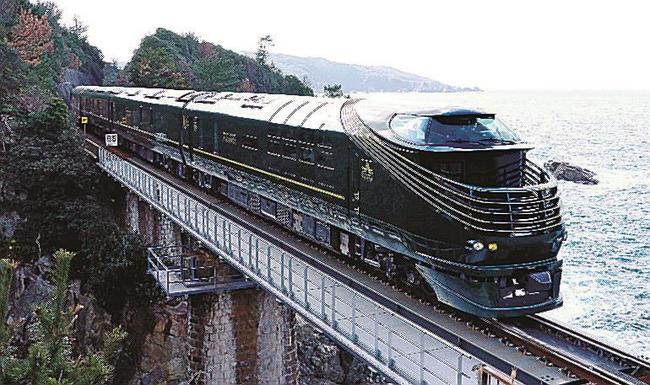 山陰線を走るトワイライトエクスプレス瑞風＝２０２１年、浜田市三隅町岡見
