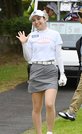 カメラに向かって満面の笑みを見せる選手＝大山平原ゴルフクラブ