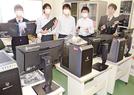 ＰＣが部室に届き、喜ぶ部員たち＝安来市能義町、情報科学高校