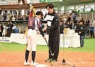 優勝した吉田クラブ野球スポーツ少年団のメンバーに優勝旗を渡す和田毅さん（右）＝出雲市矢野町、出雲ドーム