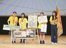 まんが甲子園で最優秀賞に選ばれ、笑顔を見せる米子高のメンバー=6日午後、高知市
