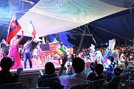 フィナーレで出演者に手を振る観客＝松江市学園南１丁目、旧島根県立プール跡地広場特設大テント