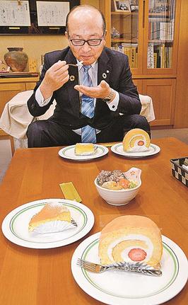 老舗豆腐店の豆乳をつかったケーキとイノシシ鍋を試食する中村英明町長