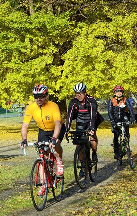 地域資源の魅力や受け入れ体制を検証するため、日野郡のサイクリングコースを巡る専門家ら＝鳥取県日南町三栄、旧日野上小学校