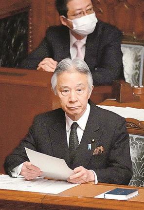 衆院本会議に臨む盛山正仁文科相（手前）＝２０日午後