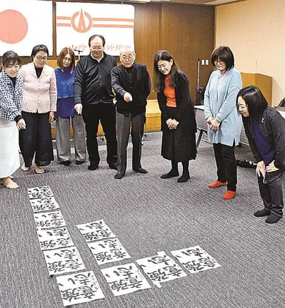 最優秀賞を選ぶ審査員＝松江市殿町、山陰中央新報社