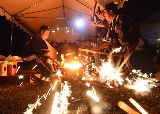プロジェクトで奉納する刀の神前打ちを披露する月山貞利刀匠一門＝２０２１年１０月、島根県海士町海士、隠岐神社