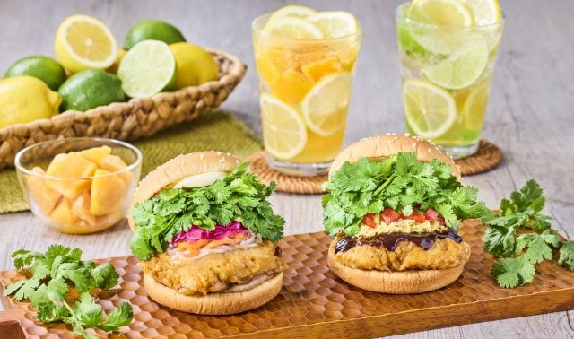 「パクチーチキンバーガー カオマンガイ」「パクチーチキンバーガー バインミー」