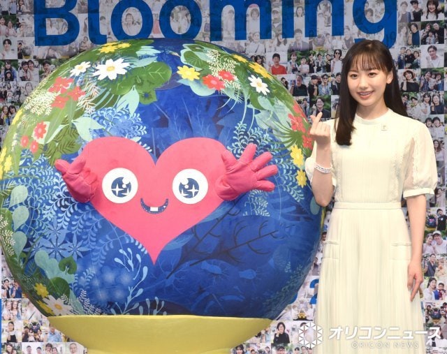 トゥンクトゥンクと対面して笑顔を見せた芦田愛菜 (C)ORICON NewS inc.