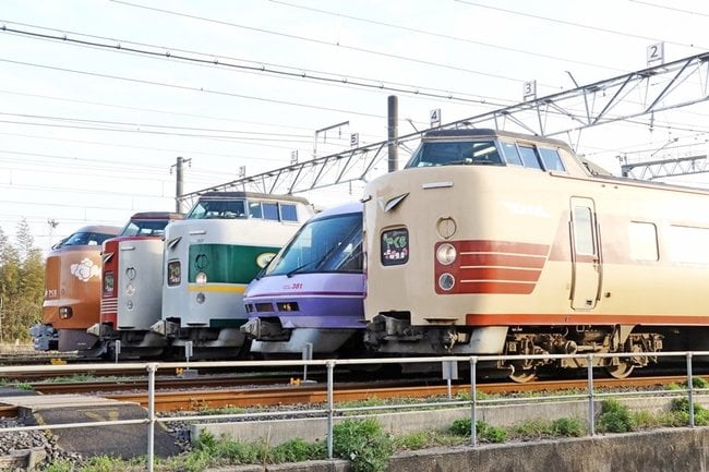 歴代の特急やくもの車両＝出雲市東神西町、ＪＲ西日本後藤総合車両所出雲支所