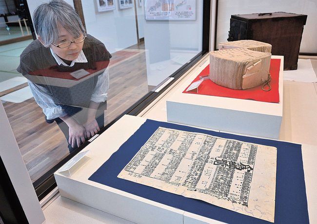 全国の港を格付けした番付表＝浜田市殿町、浜田城資料館