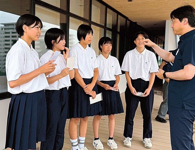 上定昭仁市長（右端）から激励を受ける宍道中バレーボール部のメンバー＝松江市末次町、市役所