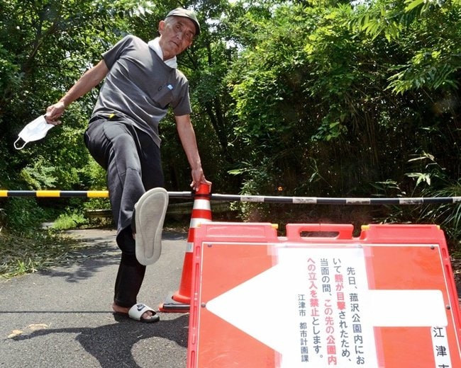 クマに遭遇した現場近くで状況を再現する永井秀司さん＝江津市浅利町
