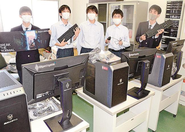 ＰＣが部室に届き、喜ぶ部員たち＝安来市能義町、情報科学高校