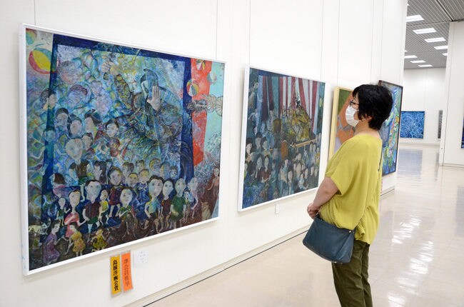 大賞を受賞した中村百合枝さんの「伝承１」に見入る来場者＝松江市袖師町、島根県立美術館
