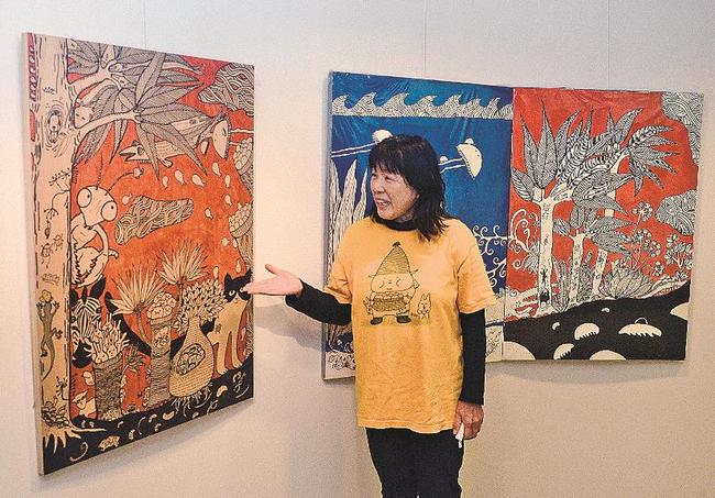 描いた作品について説明する玉木喜久代さん＝出雲市西平田町、ぎゃらりーＨａｎｄ＆Ｈａｎｄ