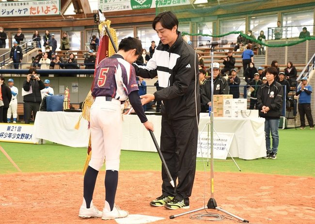 優勝した吉田クラブ野球スポーツ少年団のメンバーに優勝旗を渡す和田毅さん(右)=出雲市矢野町、出雲ドーム