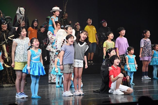 歌や踊りを通して地球環境保護の大切さを訴える出演者＝２月１６日、出雲市大社町杵築南の大社文化プレイスうらら館