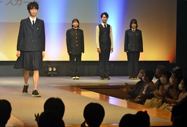 舞台を歩く松江商業高校の生徒＝松江市朝日町、松江テルサ
