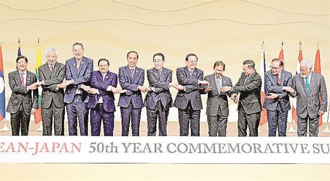 日ＡＳＥＡＮ特別首脳会議で、手をつないで記念写真に納まる岸田文雄首相（中央）ら＝１７日、東京都内のホテル（代表撮影）