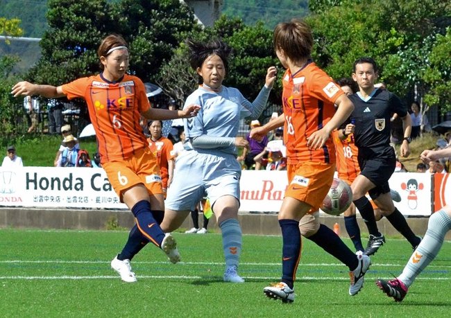 【第６節・ディオッサ出雲ＦＣ－広島文教大】前半１１分、ディオッサ出雲ＦＣのＭＦ山本早織（左）がシュートを決め、３─０とする＝出雲健康公園多目的運動場