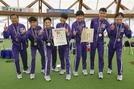 ９年ぶり４度目の優勝を果たしポーズをとる駒大の選手ら。左端は大八木弘明監督＝出雲ドーム