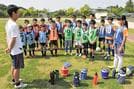 指導者にあいさつをする松本結愛さん（右端）らセレジェイラ安来ＦＣのメンバー＝安来市吉岡町、安来運動公園陸上競技場