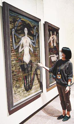 晩年の作品「祈り」を紹介する学芸員＝浜田市三隅町古市場、石正美術館