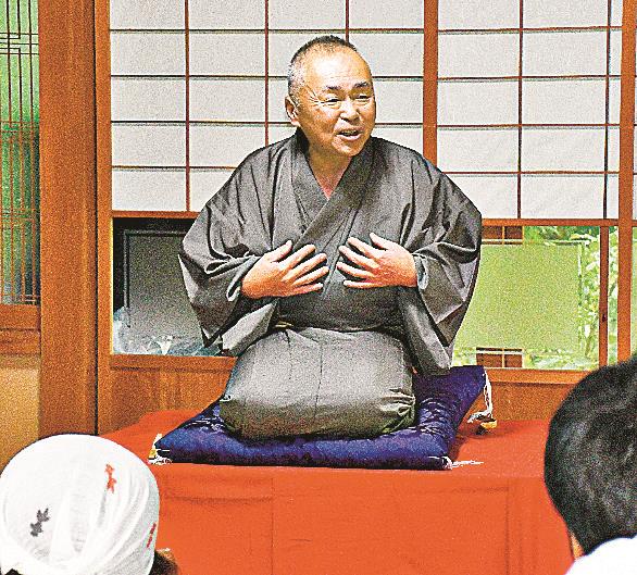 軽快な語り口の落語を披露する鯨韻亭馬笑九さん＝島根県邑南町宇都井、うづい通信部
