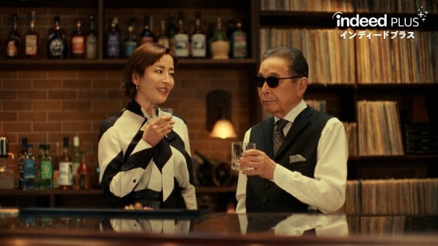 タモリ（右）と宮沢りえ＝Indeed新TVCM「乾杯」篇より