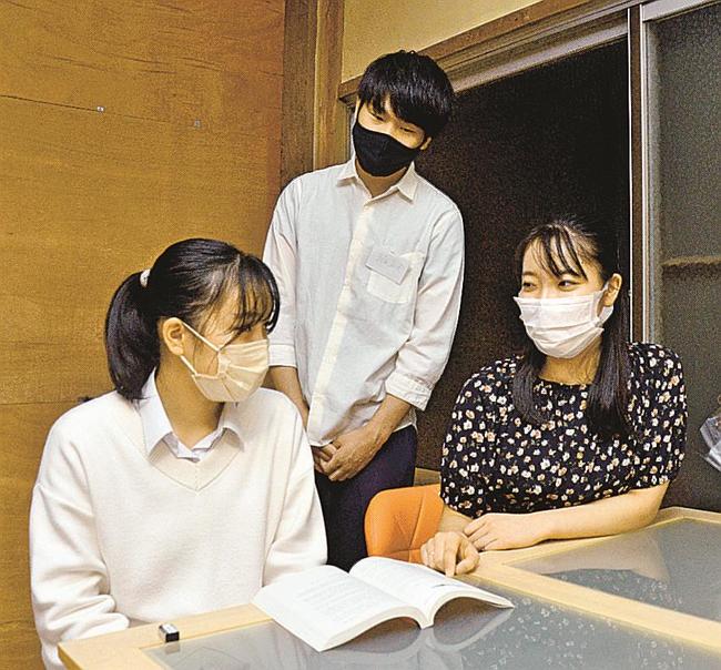 自習する高校生の質問に応える米原彩栞さん（右）＝松江市石橋町、石橋学習室