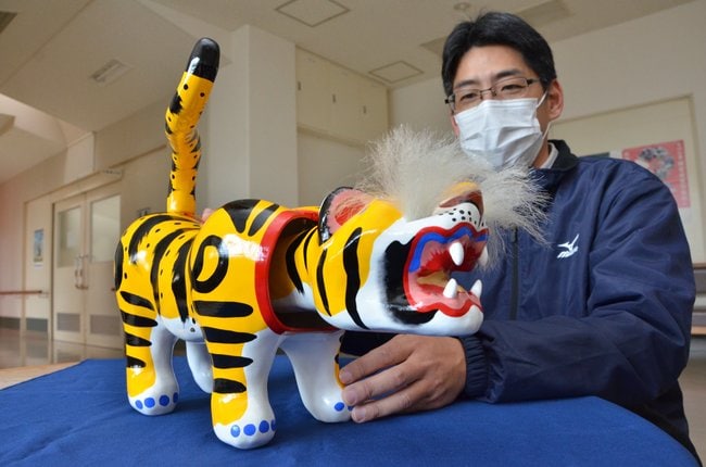 授産センターよつばが制作する大型の「張り子の虎」