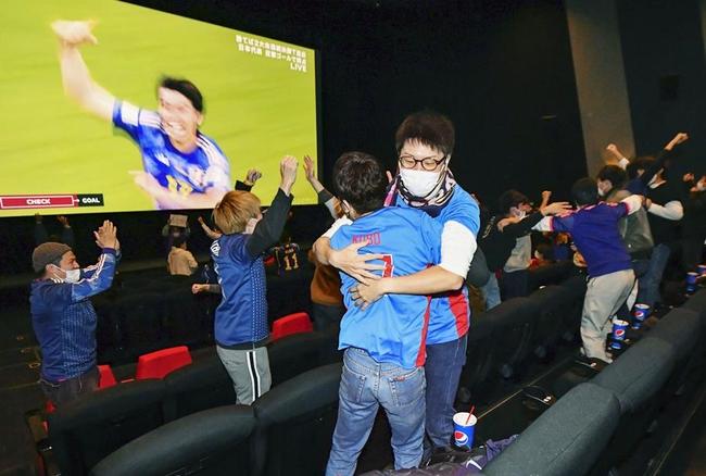 広島県府中町で行われたパブリックビューイングで、日本の勝ち越しゴールを喜ぶ人たち＝２日早朝