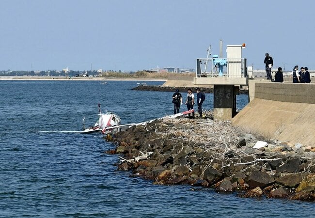 中海に落下した小型航空機＝２９日午後２時３４分、安来市荒島町