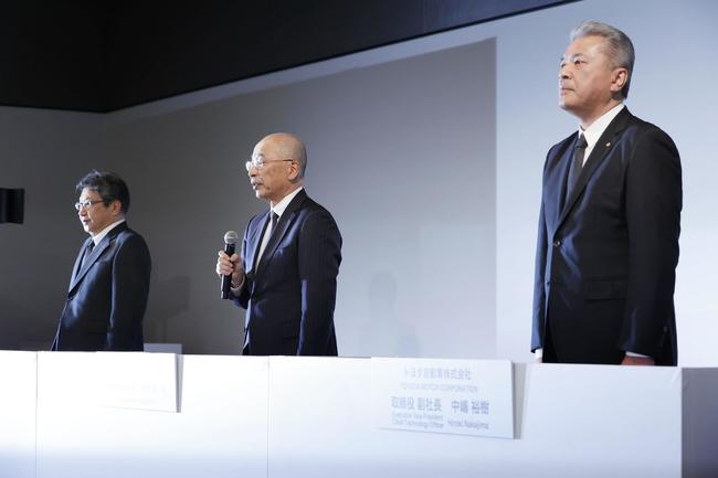 記者会見で謝罪するダイハツ工業の奥平総一郎社長（中央）ら＝2023年12月20日、東京都文京区