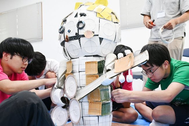 平田一式飾りの制作に励む３年生＝出雲市平田町、平田高校