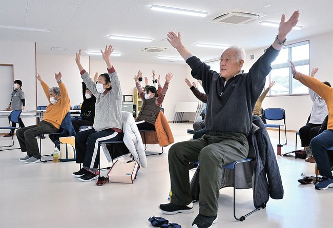 いきいき百歳体操に取り組む住民∥浜田市治和町、周布川西防災センター