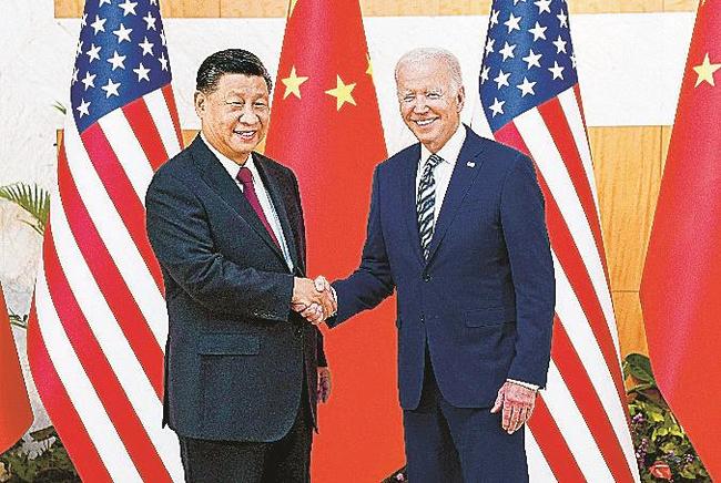 １４日、インドネシアのバリ島で、握手する中国の習近平国家主席（左）とバイデン米大統領（ロイター＝共同）