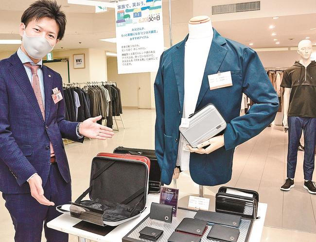 カーボネート素材で持ち運びにも便利なサイズのＰＣケース＝米子市角盤町、米子高島屋