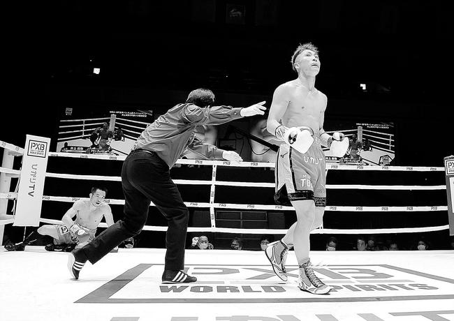 ８回、アラン・ディパエン（左）からダウンを奪った井上尚弥＝両国国技館（代表撮影）