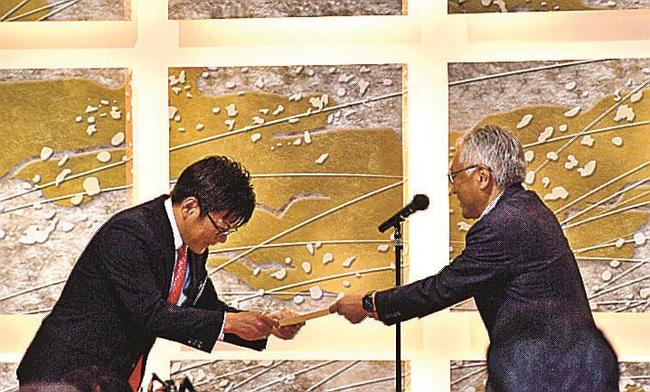 賞状を受け取る戸谷延康局次長（左）＝松江市朝日町、松江エクセルホテル東急