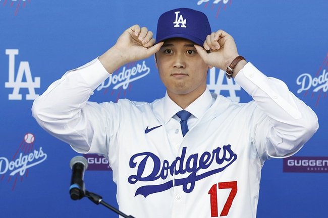 米大リーグ、ドジャースの入団記者会見で、背番号「１７」のユニホームを着た大谷翔平＝１５日、ロサンゼルスのドジャースタジアム（共同）