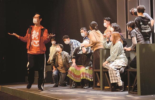 通し稽古に熱がこもる雲南市民演劇公演の出演者＝雲南市木次町里方