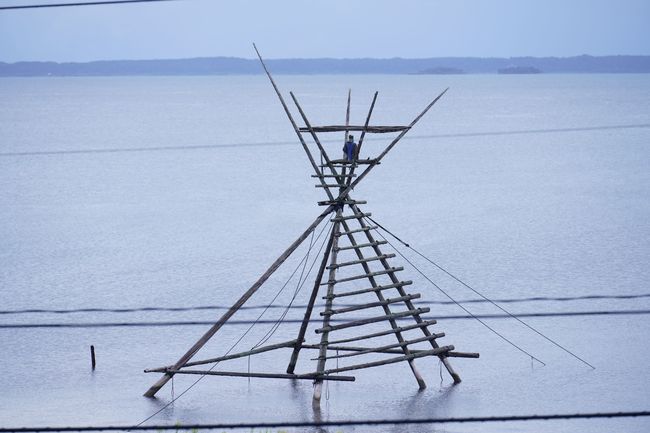 七尾湾にある「ぼら待ち櫓」。能登半島地震でも倒れなかった=9月29日、石川県穴水町