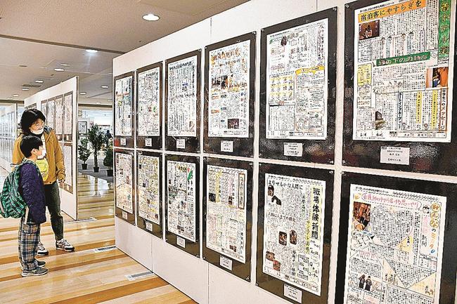 第１１回しまね小中学生新聞コンクールの作品に見入る市民＝松江市東朝日町、イオン松江店