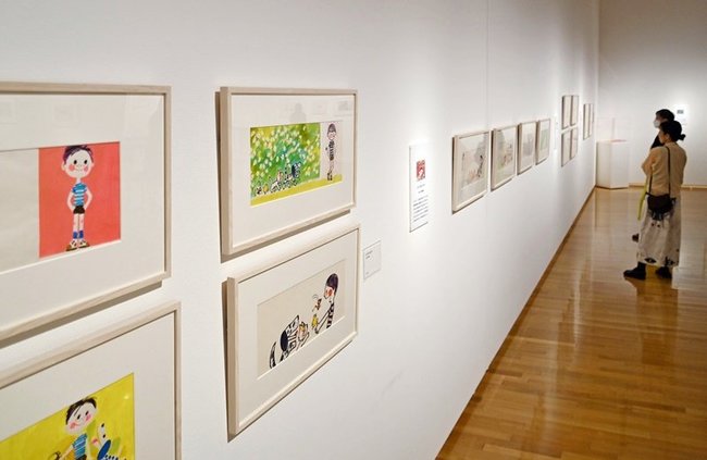 絵本の原画を鑑賞する来場者＝益田市有明町、島根県立石見美術館