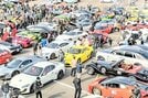 全国から集まったスーパーカーを見学する人でにぎわう三豊ドリームカーフェスタの会場＝香川県内（提供）