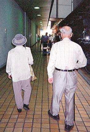 一緒に歩く老夫婦。厚生労働省は、２０２４年度の公的年金の支給額を前年度比２．７％増額すると発表した＝東京都内（資料）　　