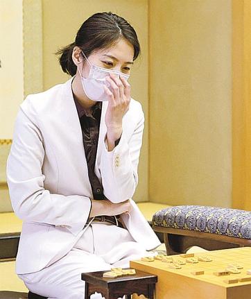第２９期倉敷藤花戦３番勝負を制し、熱戦を振り返る里見香奈女流四冠＝岡山県倉敷市、倉敷市芸文館（山陽新聞社提供）
