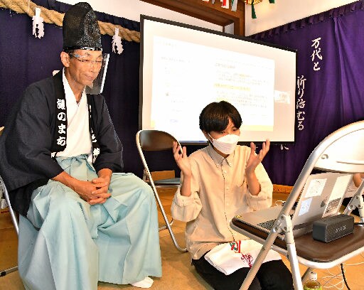 画面越しに有福温泉の魅力を紹介する藤田愛さん（右）＝江津市有福温泉町、湯の町神楽殿